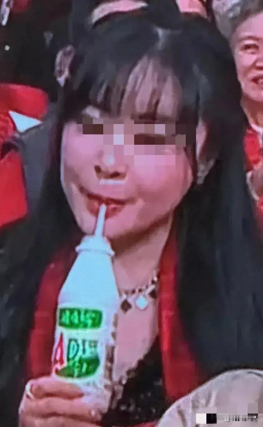 春晚看了，刘谦来了，照样是来表演扑克牌魔术，但是这次刘谦表演时，我整个过程都在看