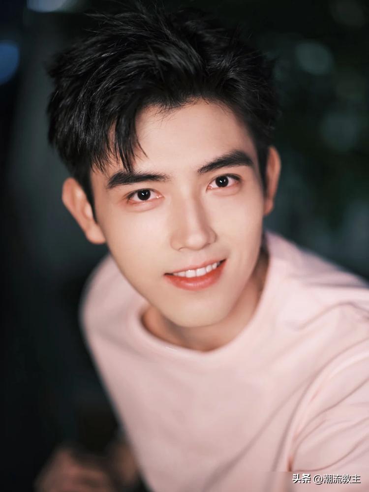 都坐下，这回真不怪阿瑟。
节目上，高瀚宇一拍，樱花飞向孙千。她本能接住，两人一