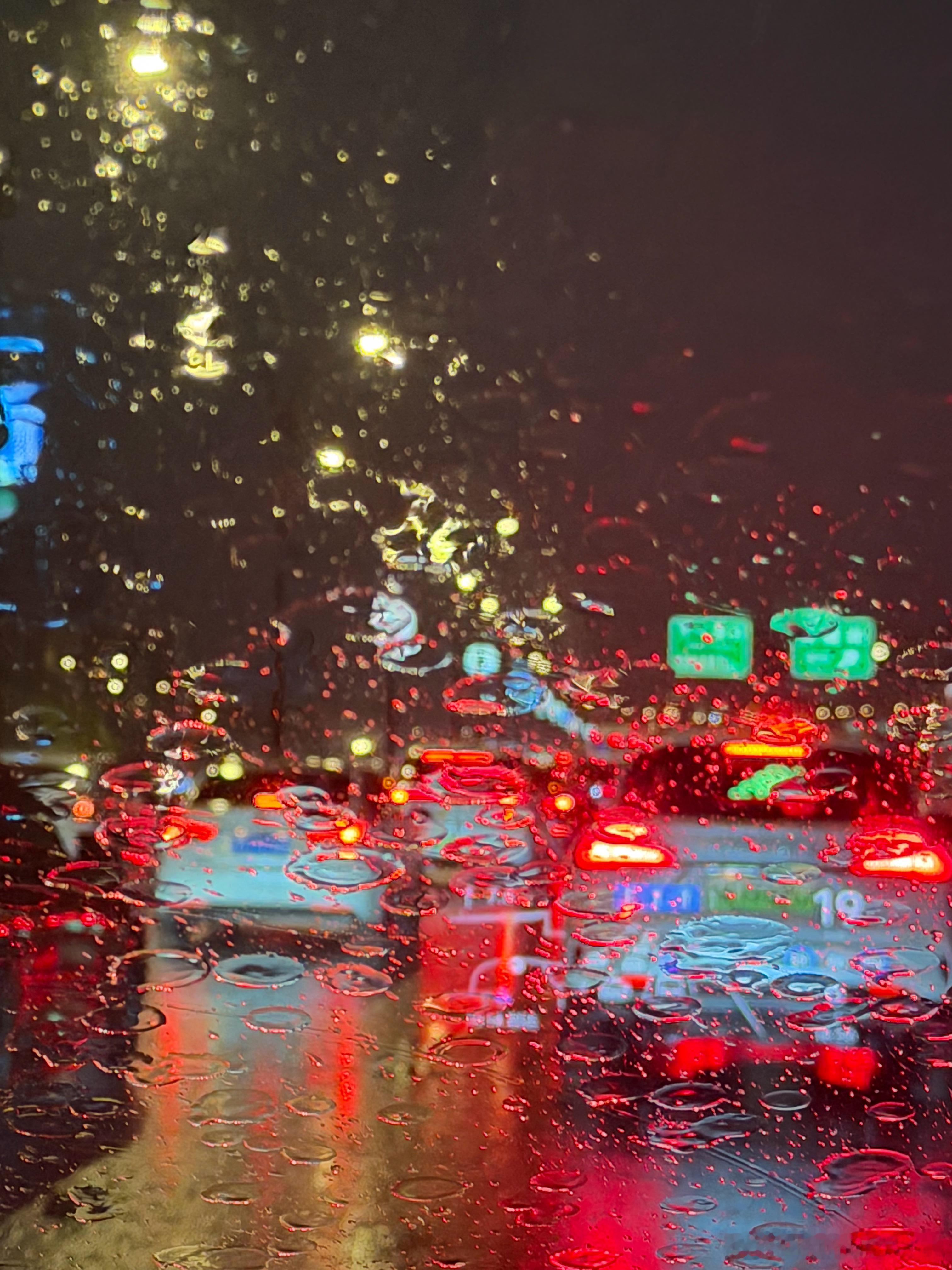 杭州突然打雷下大雨真刺激 这个闪电噼里啪啦的… 