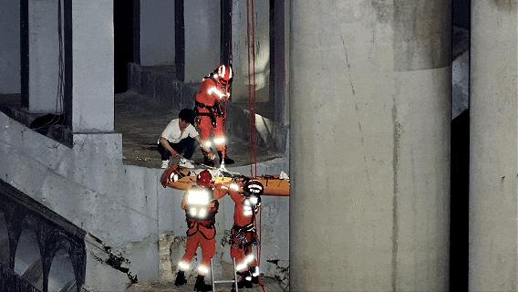 浙江兰溪，凌晨1点。一座大桥的桥洞里，困了两个人，还是一对情侣。
女的吵着架，情