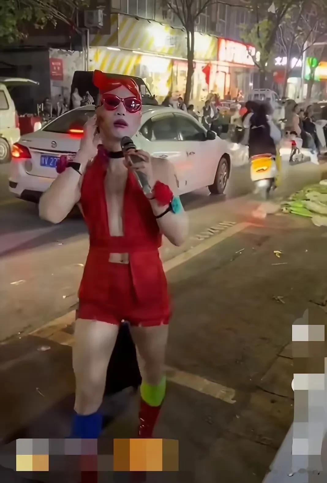 郑州45岁的背心哥
写他时有点尴尬
毕竟他也是河南的，真想不明白， 他的子女怎么