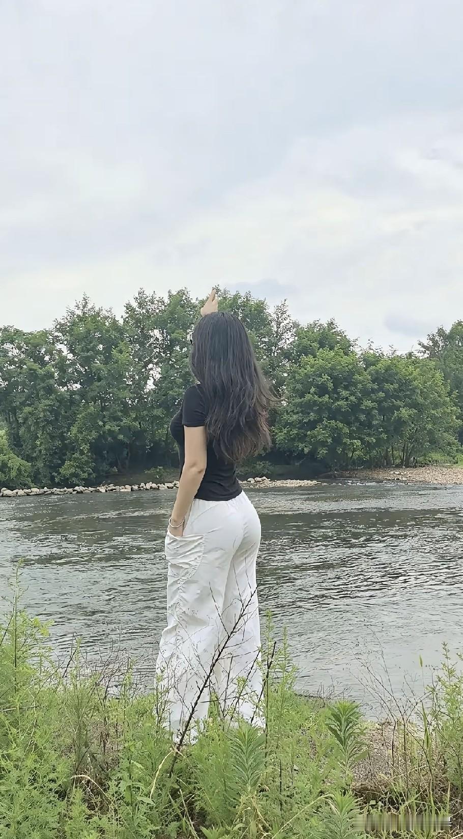 吃完饭在小河边走一走，也是一件快乐的事情。