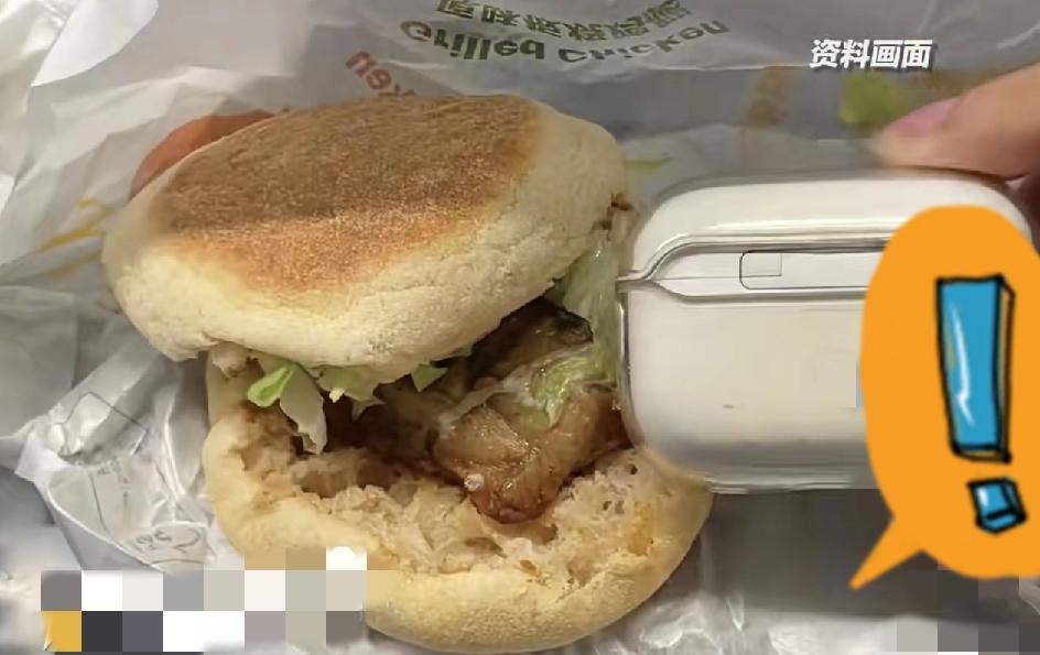 汉堡缩成“迷你版”还涨价？背后的消费逻辑，每个吃货都该看清。
 
现在的麦当劳汉