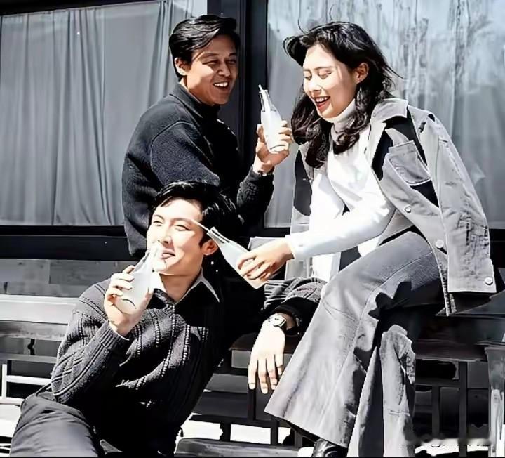 斯琴高娃年轻的时候，穿着打扮也是很时髦的，弹指一挥间，几十年的时间已经过去了，现