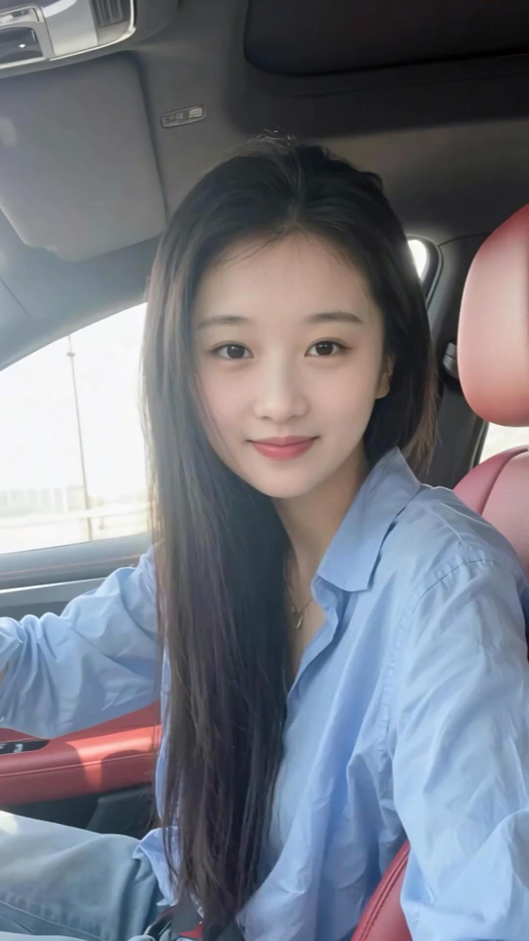 车中美人笑，春风满路来。