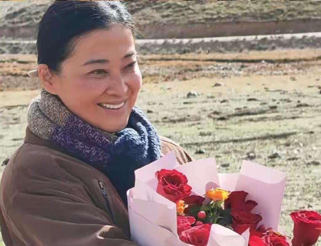 我敢说，梅婷这张布满高原红、嘴唇干裂的脸，扇了内娱所有“磨皮神剧”一记响亮的耳光