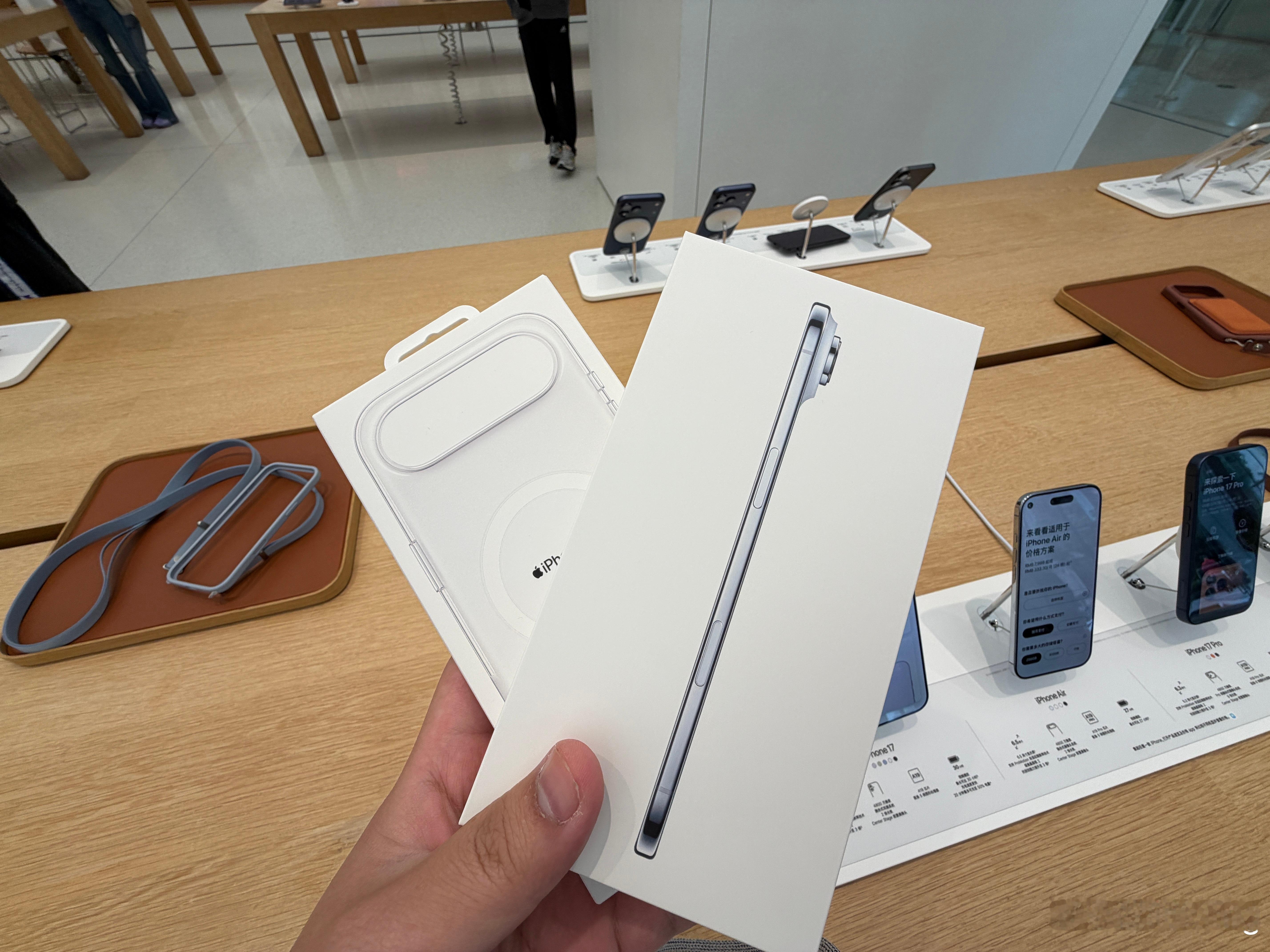 纠结了几天，最终还是选了蓝色的iPhone Air ​​​