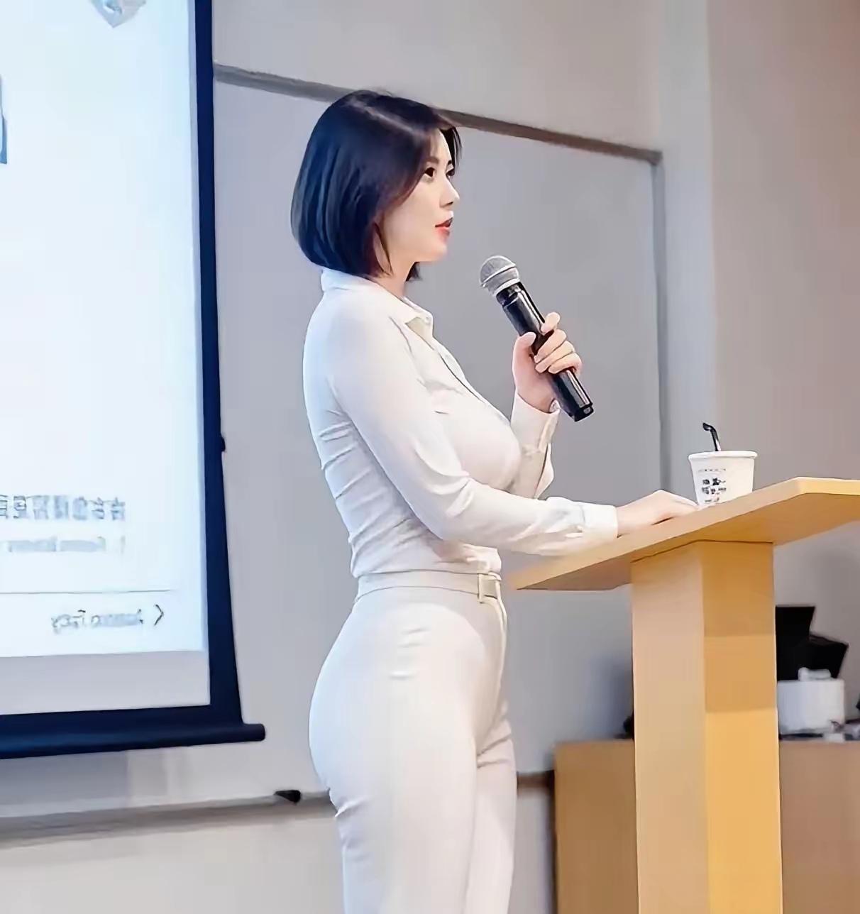 老师讲的头头是道，令人沉醉；
大家听得津津有味，全神贯注。
好老师就像一把钥匙，