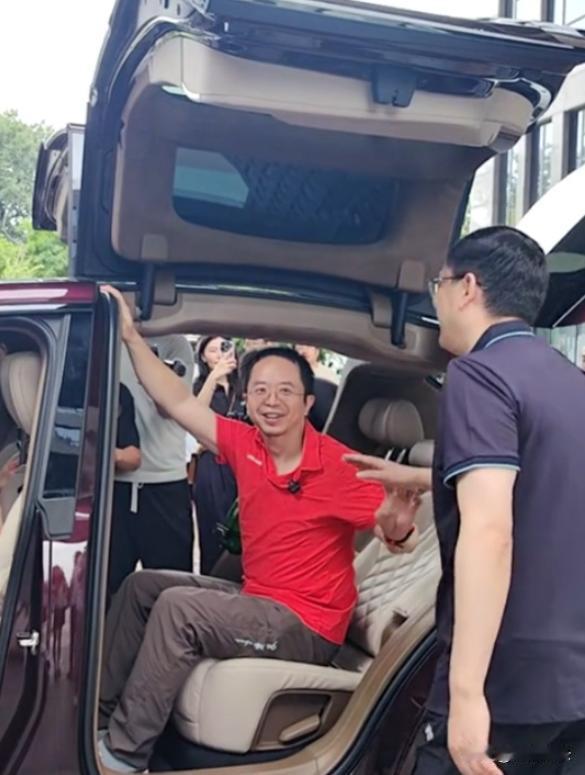 XX车型的车门防夹手功能，在一位草包吹得天花乱坠之后，这位草包让周鸿祎去试，然后