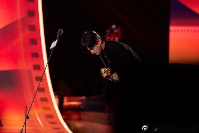 易烊千玺是全票通过易烊千玺拿到这个歌奖完全是实至名归，新生代演员里面他真的很出彩