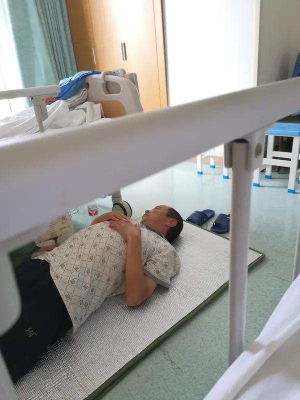 近日，河北一位38岁病危爸爸给孩子剪指甲温柔告别的故事，看得人心里酸酸的。这位爸