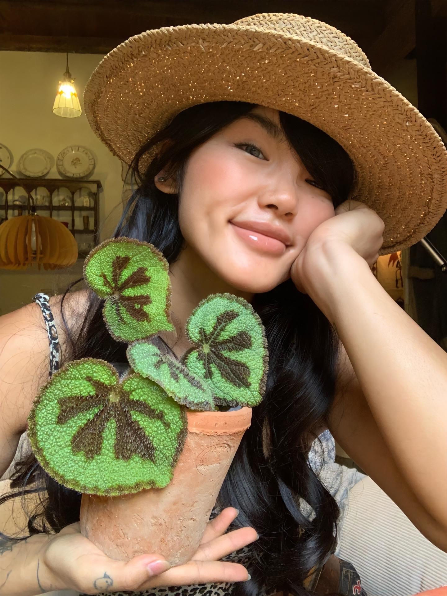 家里的一些植物🪴。之前看到一段话感觉很治愈 “我们家的盆栽放在窗台...