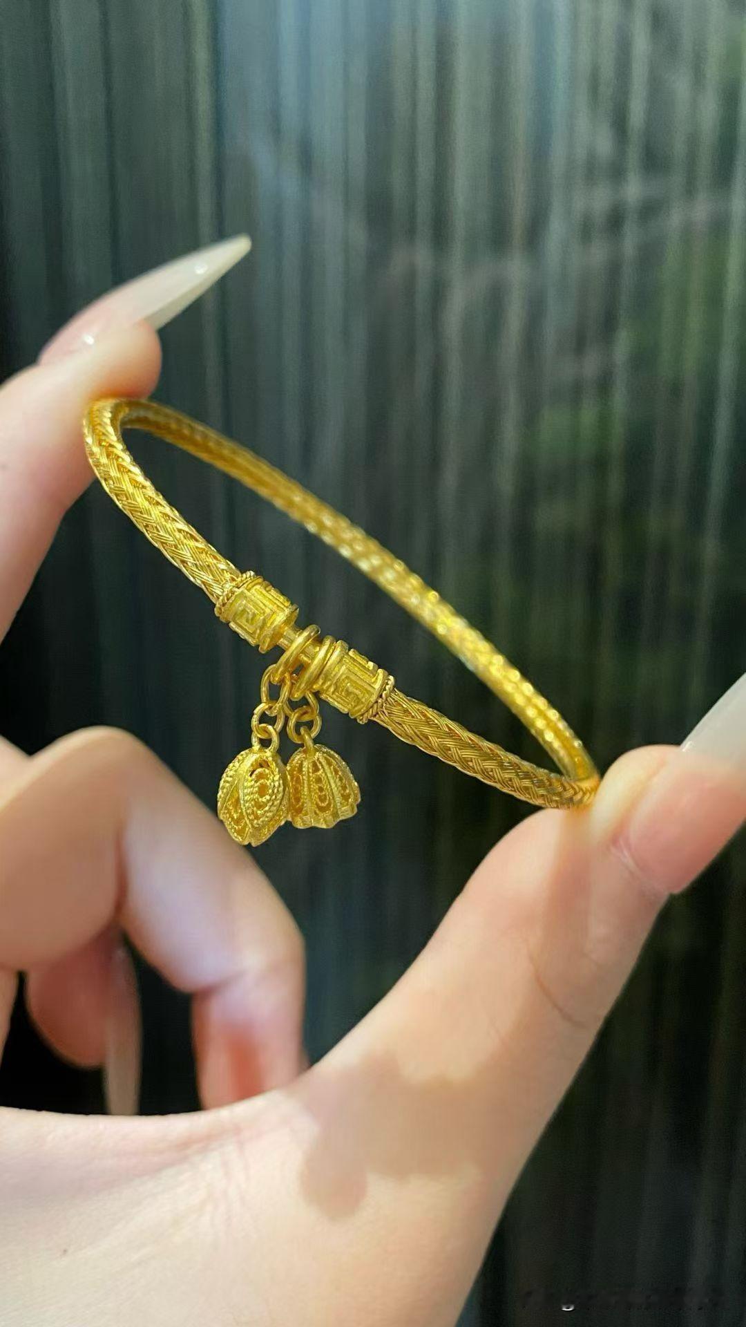 现在年轻人真是活明白了！身边好多95后、00后结婚，不追钻石改买黄金，周大福、老