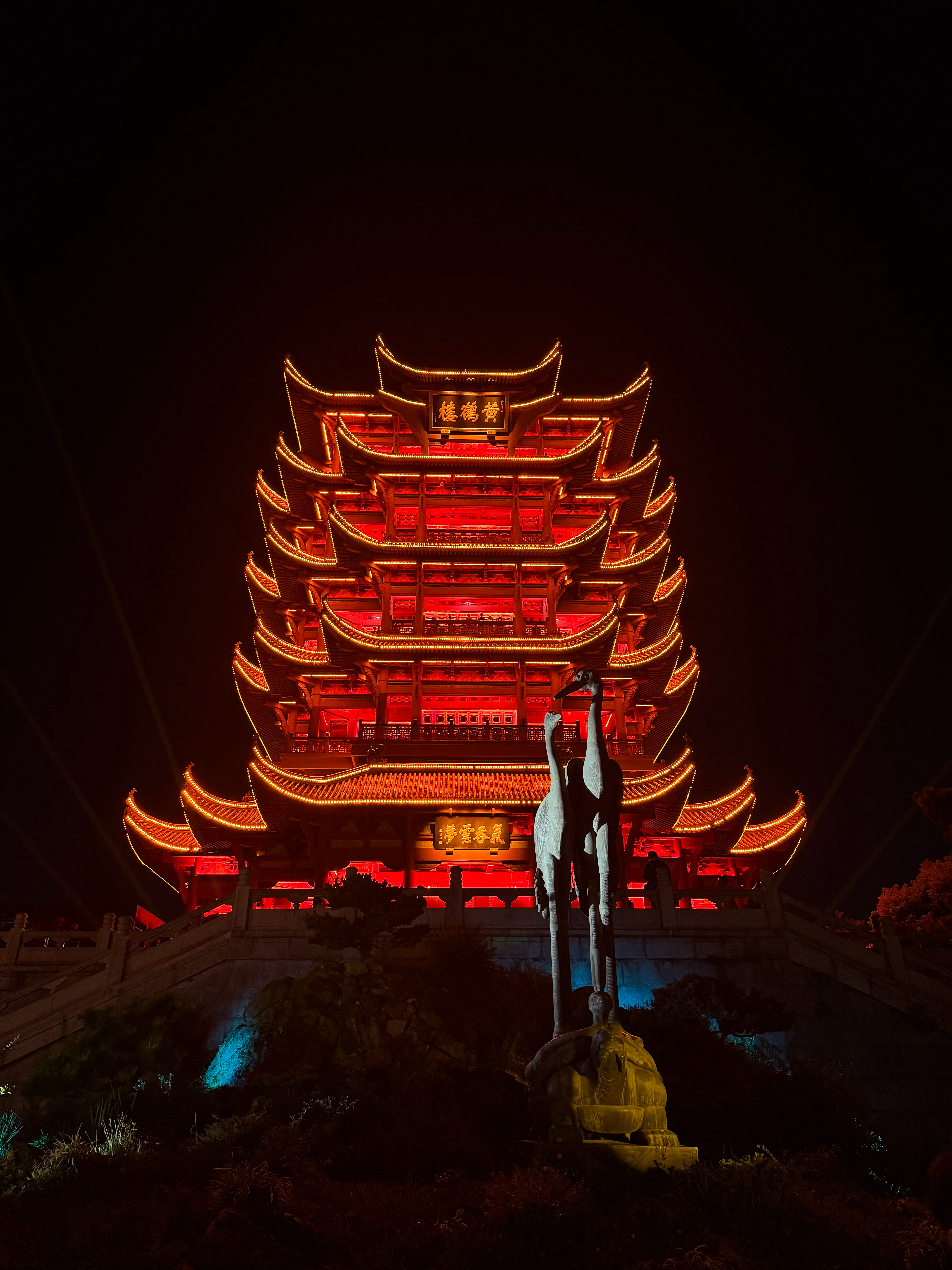 打卡下“天下江山第一楼”的美誉。顺便来武汉买两台精品特别的小汽车 登黄鹤楼，更上