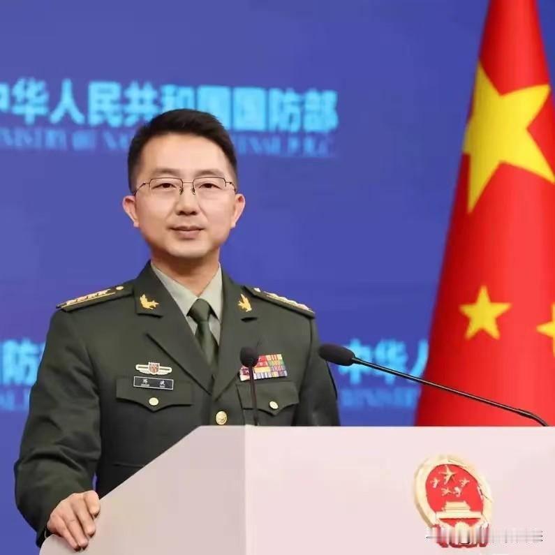 而且，这个硬核可不只是说说而已！
视频开头就是一枚高高竖起的东风快递，这是一份既