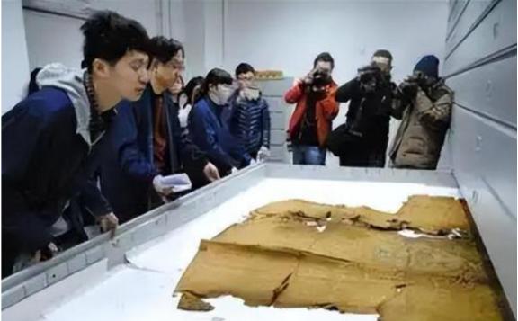 1956年，在郭沫若、吴晗的强烈要求下，国家同意了挖掘万历皇帝的陵墓，在打开棺材