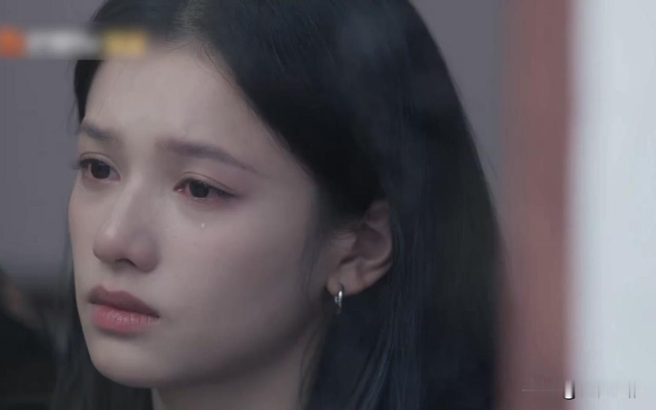 张婧仪那个眼神，碎得跟玻璃渣似的，成年人哪有什么崩溃自由

最近《野狗骨头》里张