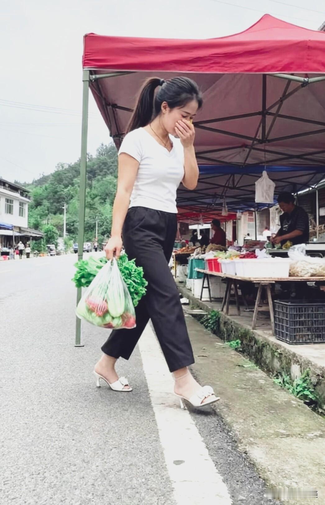周末遇见美，周末好心情。[耶]
周末闲来无事去镇上菜市场买菜，碰到一位气场十足的