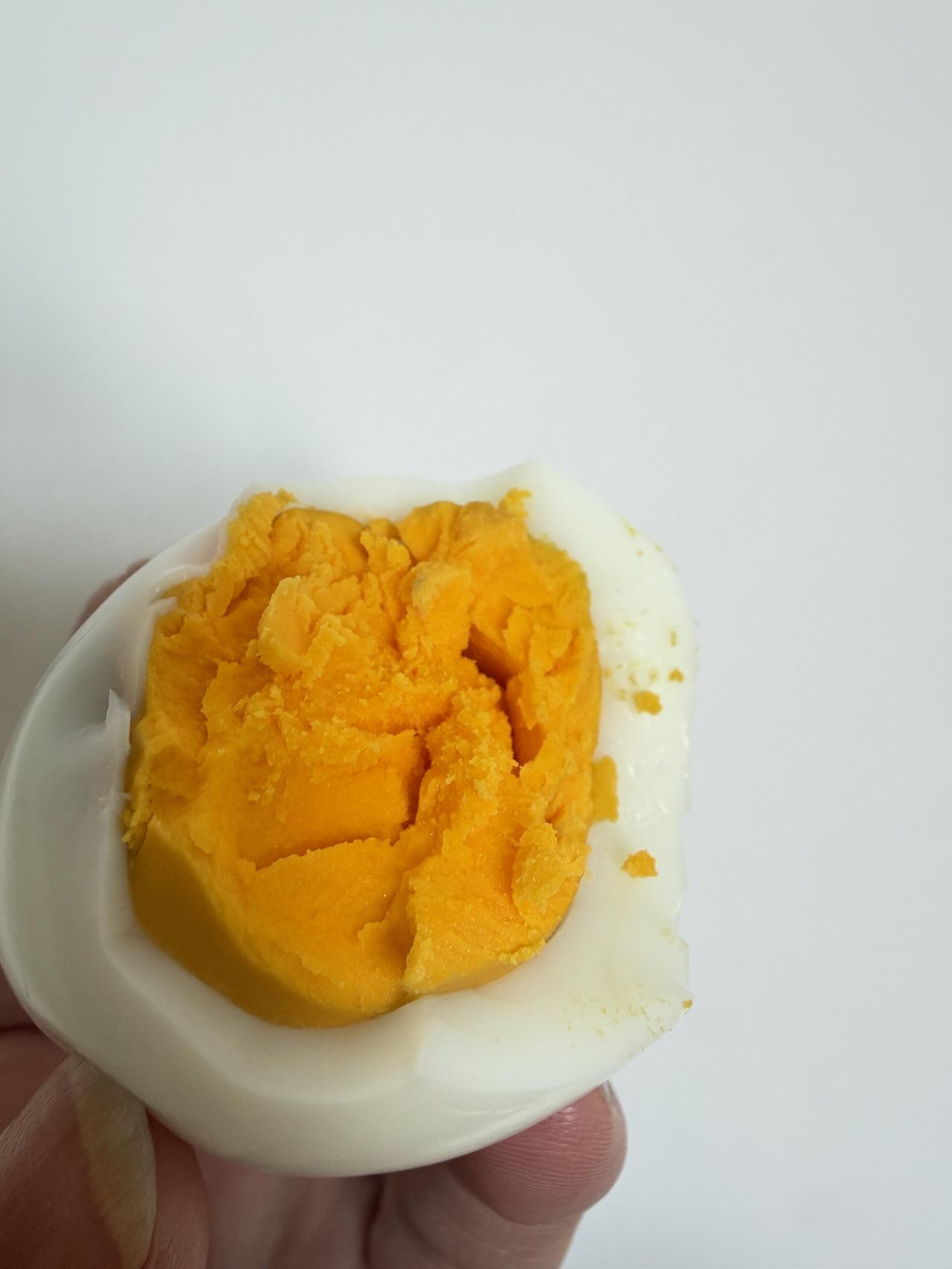 🍳煮鸡蛋的“黄金秘诀”被我摸到了！
今天终于煮出了教科书级别的水煮蛋：蛋白紧实