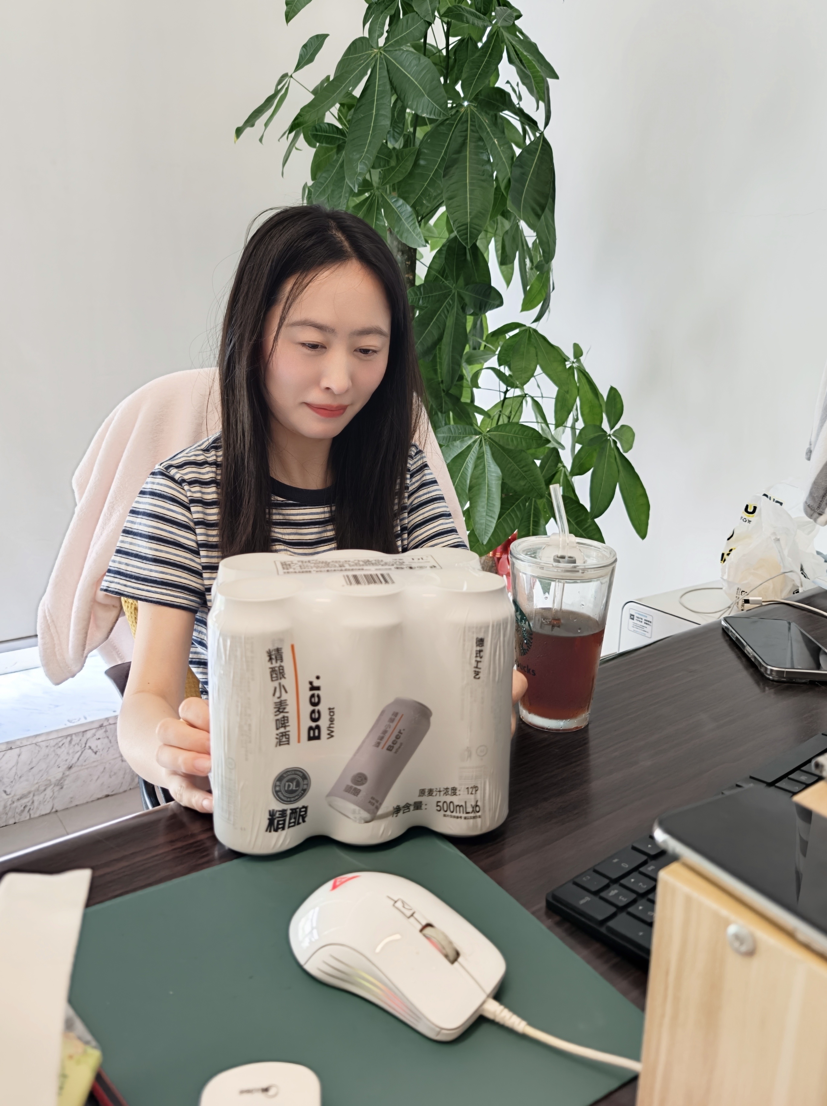 今天中秋节，给趣评测财务总管，送一点河南特产，胖东来精酿小麦啤酒，她说，这些也就