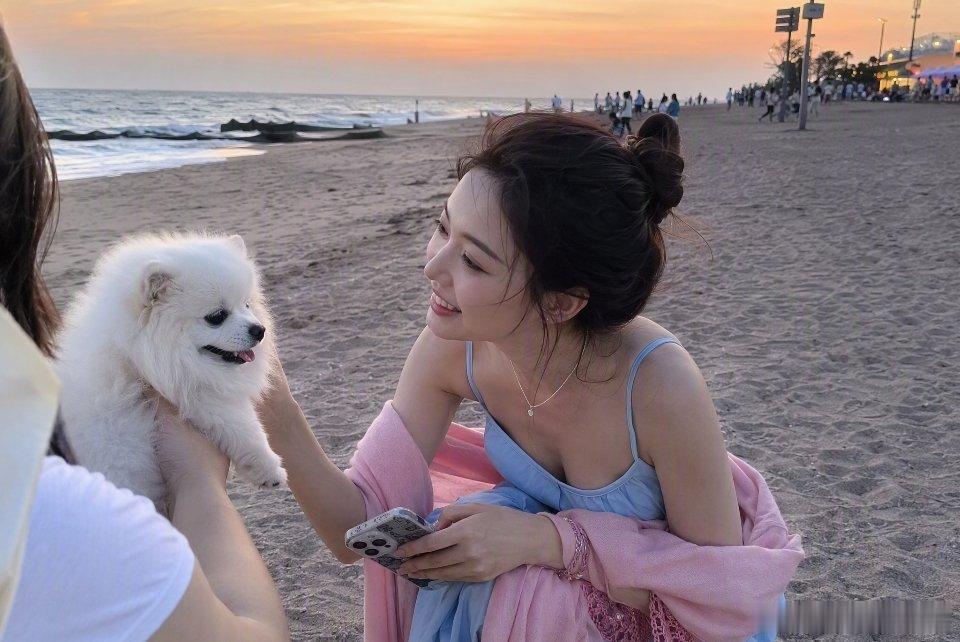 阿那亚海边的晚风里，陈妍希看到路人牵着的博美犬，第一反应不是回避镜头，而是笑着凑