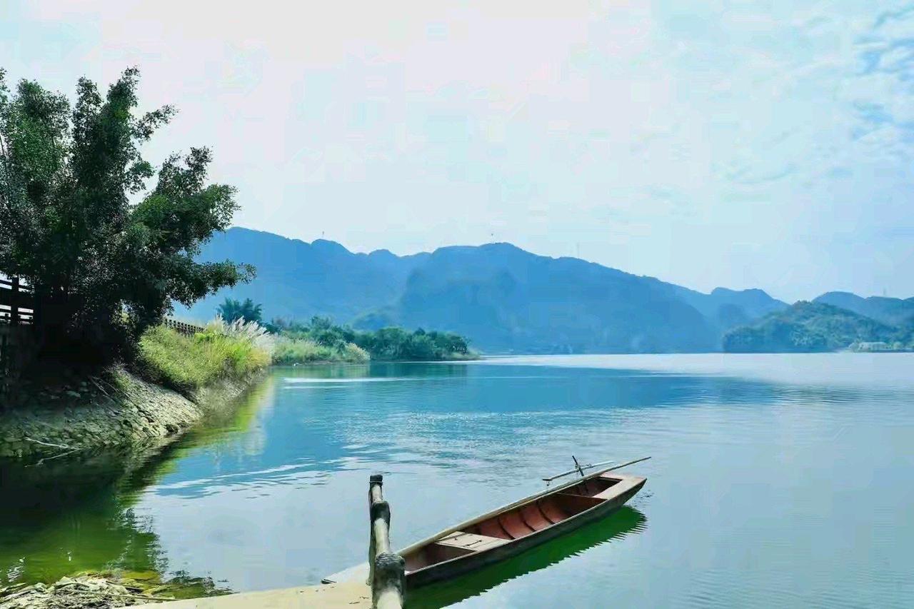 相思儿令 · 水墨泼晨

墨泼诘晨舒轴，云淡晓光柔。山黛影倾澄碧，洇耳鸟啁啾。