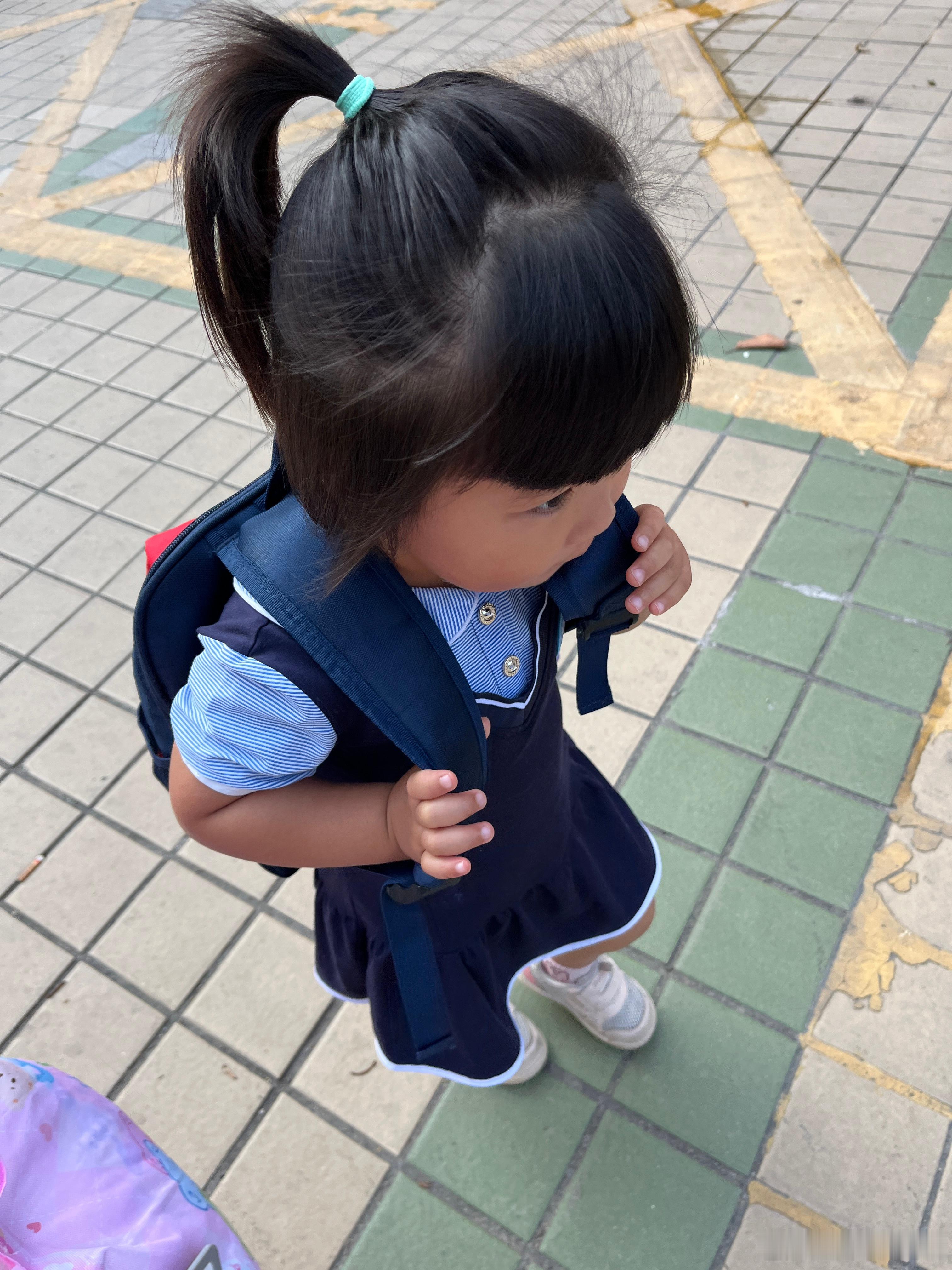 还没上学呢！就不想来了，昨天在她奶奶那里玩，玩到不知道回家，我说要早点回去，万一