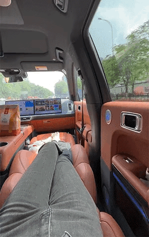 图一：这是什么车啊？副驾驶的座位这么宽的吗？

图二：相亲不会失败的男孩子，情商