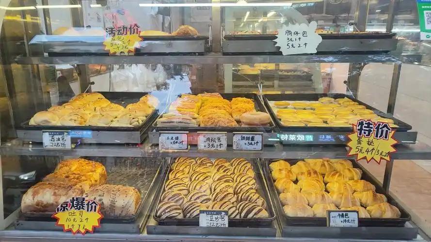 郑州，一家普通面包店。一个拉着行李箱的男人推门进来，没有点单，只是有些局促地问能