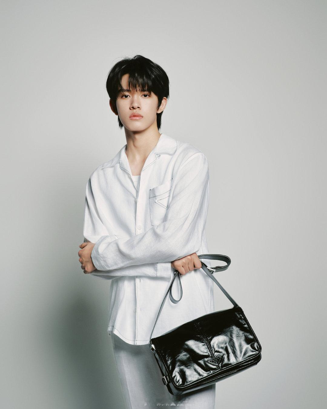 Prada官方刷新的TOP登陆少年单人大片，少年们演绎不同风采，期待此次的米兰之