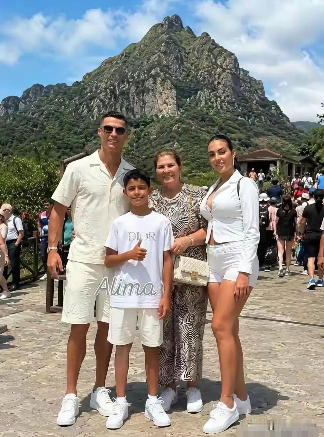 褪去赛场光环！
C罗放下赛事忙碌，
携全家出游享受烟火日常…

赛场之上他是叱咤