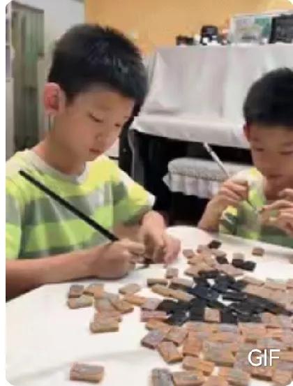 火到人民日报了！”北京，一位妈妈下班后，不看电视不逛街，不看手机不出门，和双胞胎