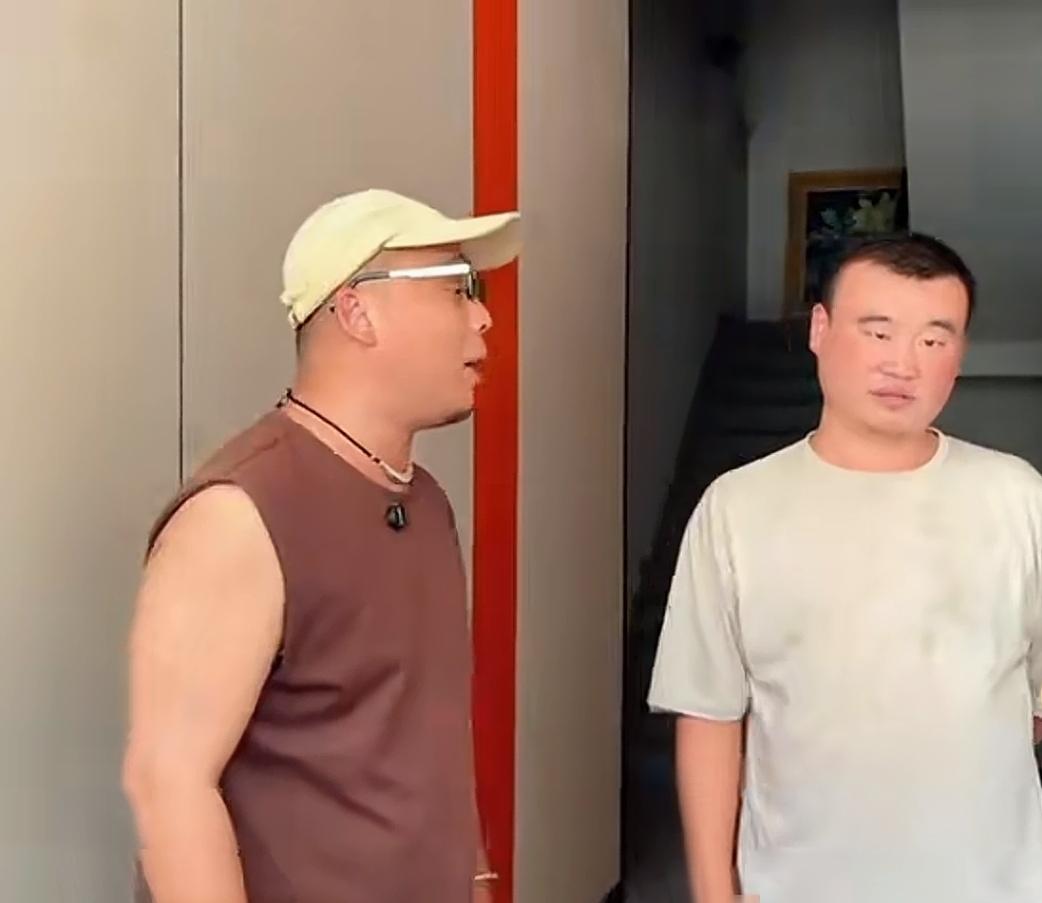 旧小区加装电梯，1楼的住户需要交加装费吗？
交：这是小区的集体事情，不是某一家的