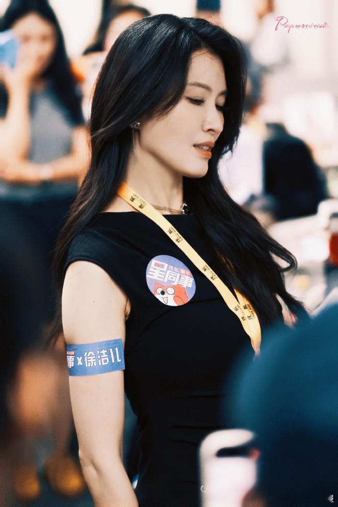 徐洁儿搞事业完全锐角人来的OMG徐洁儿你宠到我了 不得不说完全宠粉模板来的，在节
