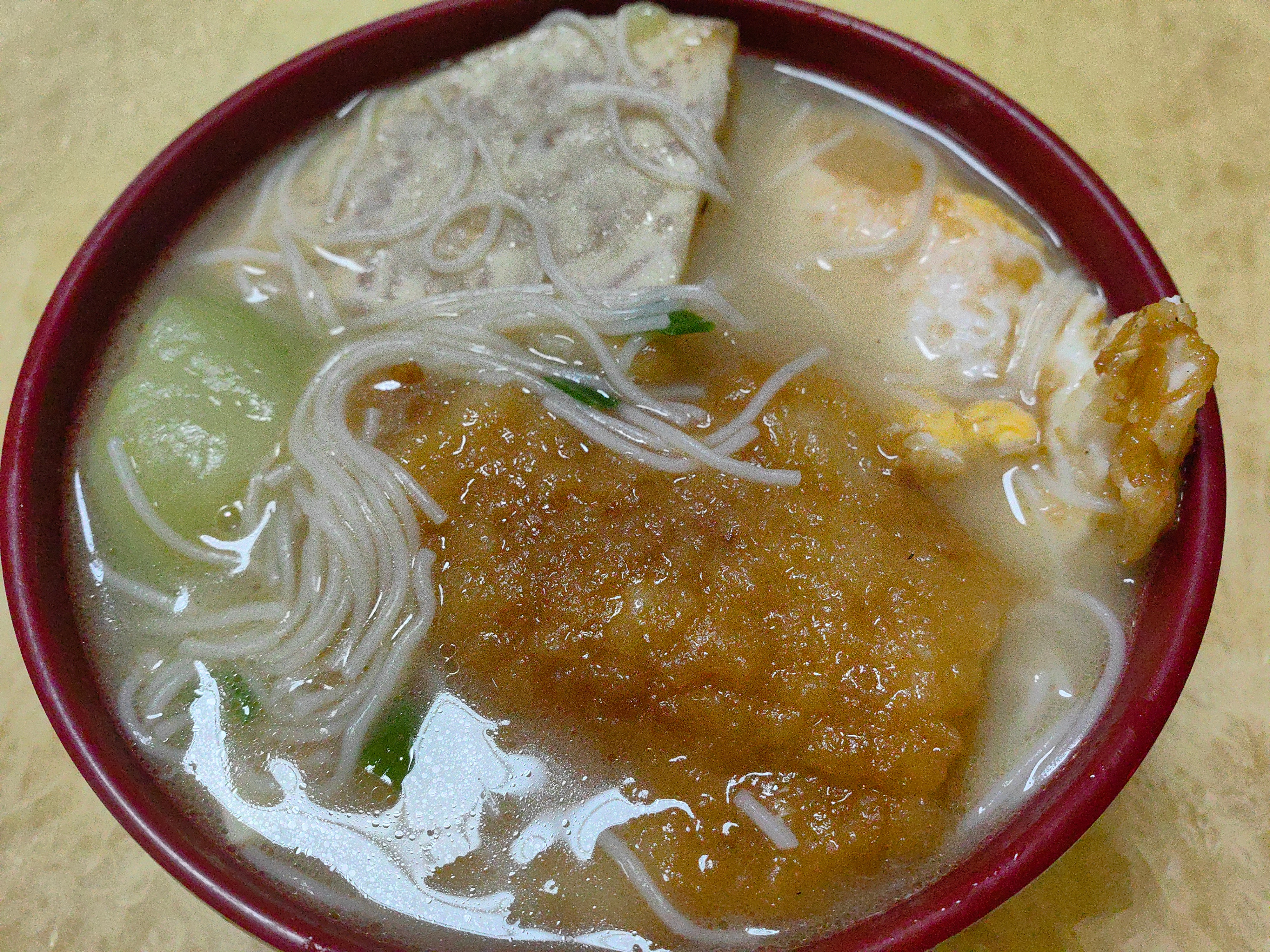 每日一餐分享米粉汤，配菜：煎荷包蛋，丝瓜，炸芋头，炸粿。 