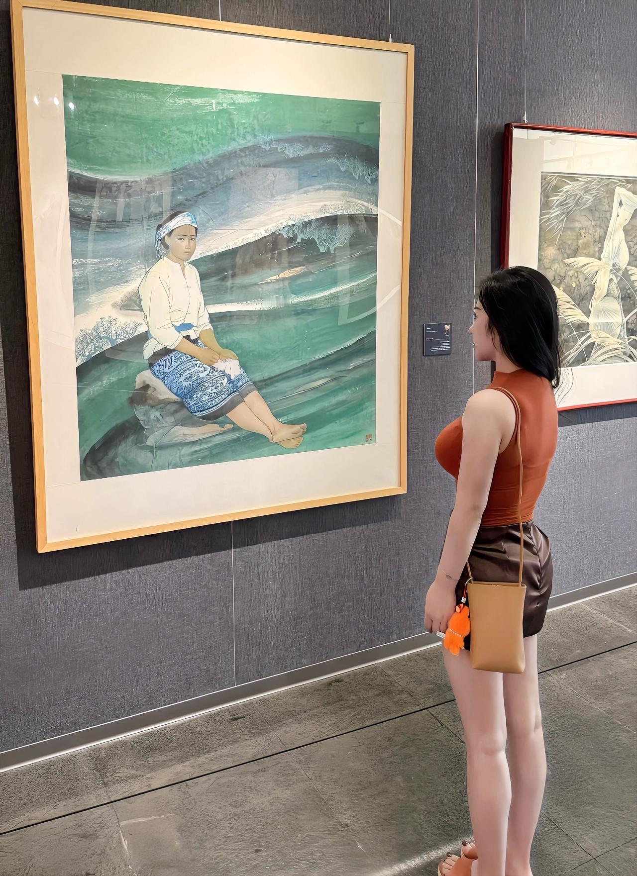 喜欢安静的活动，比如看看画展。