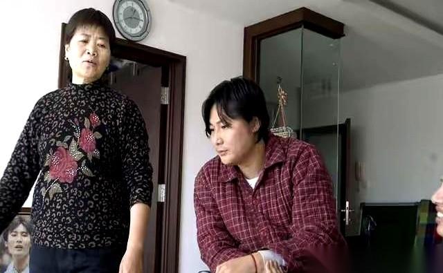 35度的高温天，头上死死套着三层帽子，连体服、皮围裙外加厚胶鞋。
我就像个人形包