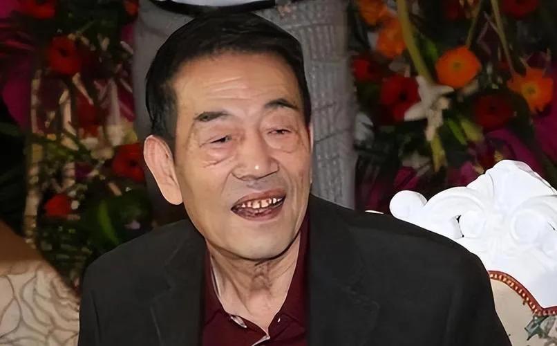 我本以为，那个在荧幕上总是笑眯眯的杨爷爷，会一直陪着我们。可今天，却传来他去世的