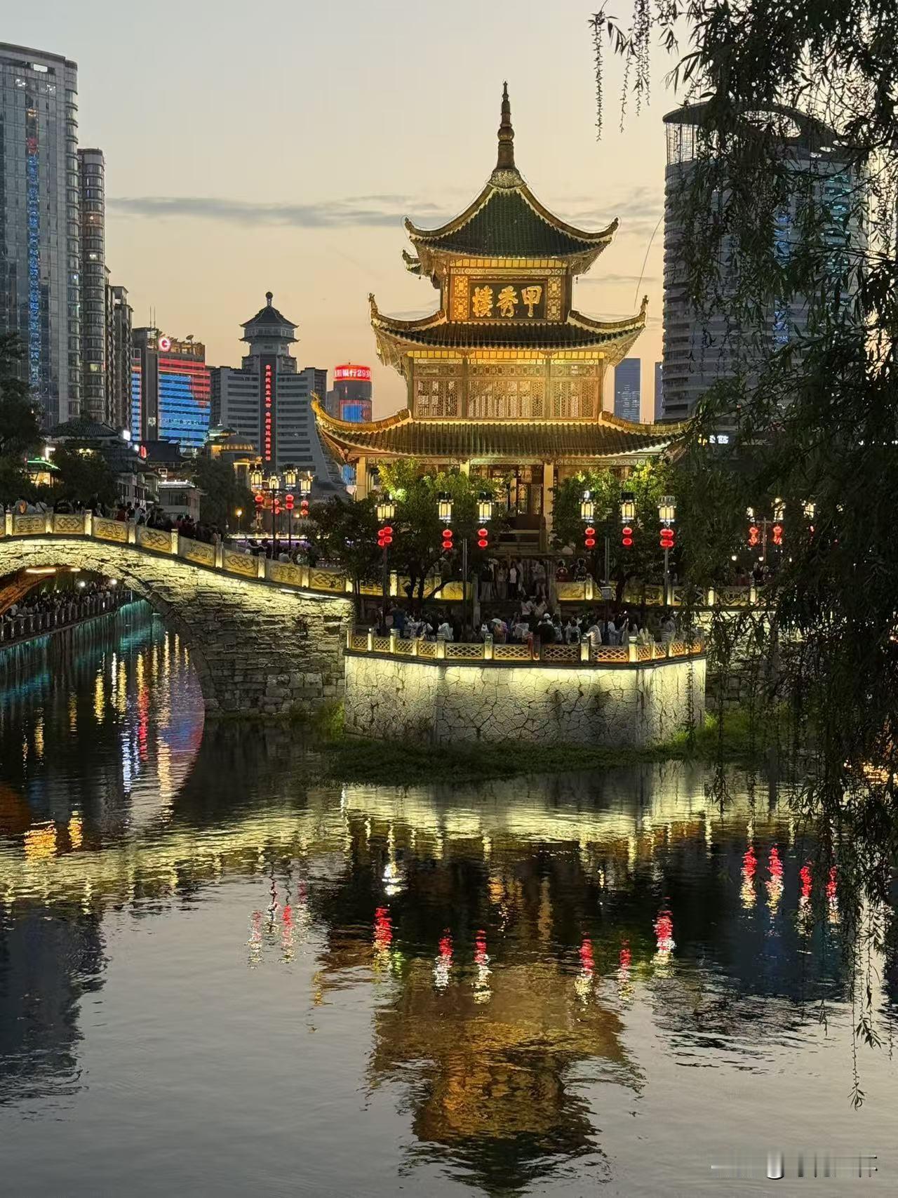 很多人都不明白，就这么一个小阁，能代表贵阳，想想时间都去哪儿，就明白了。
