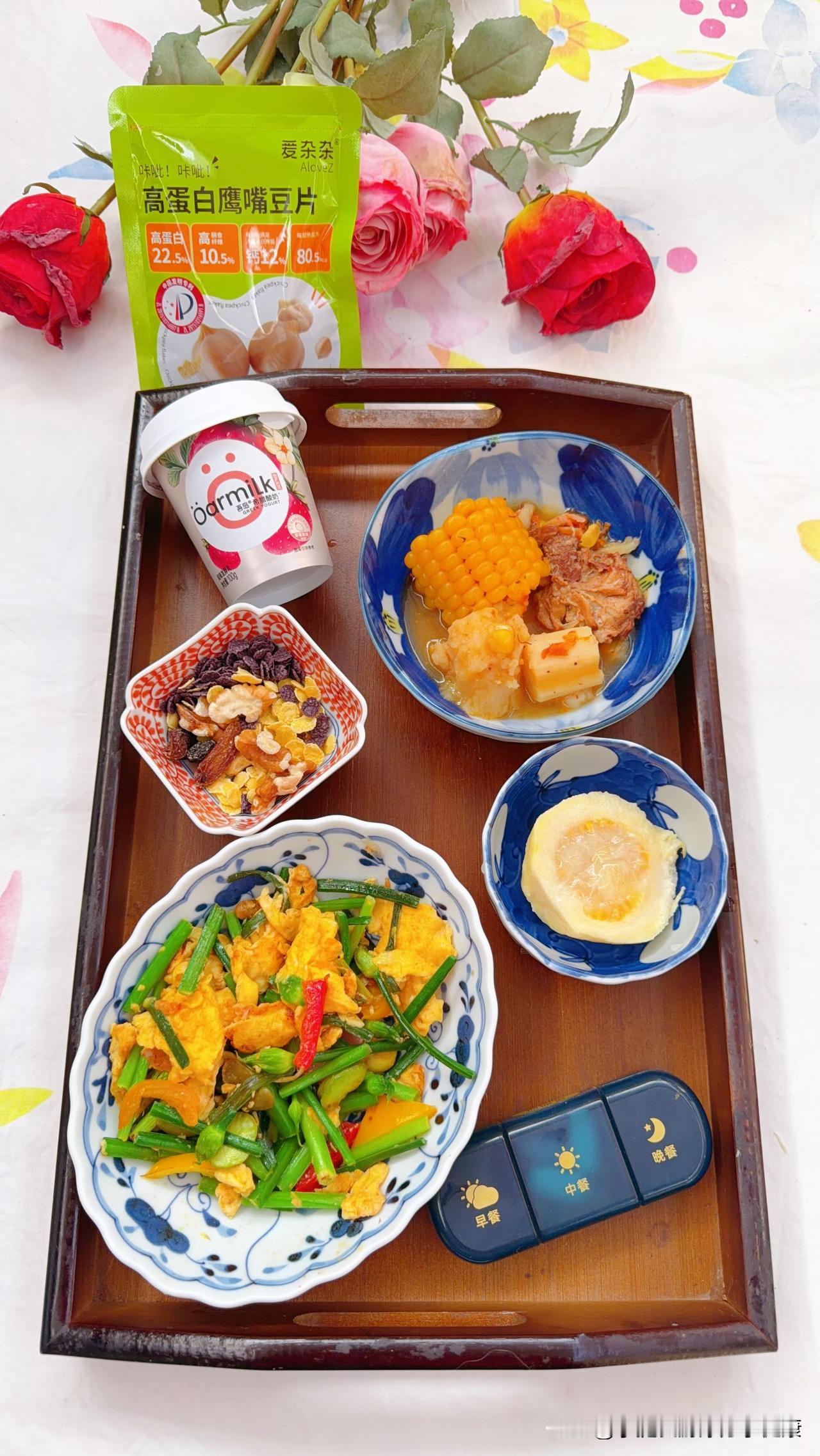 彩虹餐一人食分享。铁棍山药玉米炖排骨。蔬菜彩椒炒鸡蛋，鹰嘴豆片。加餐吃芭乐和希腊