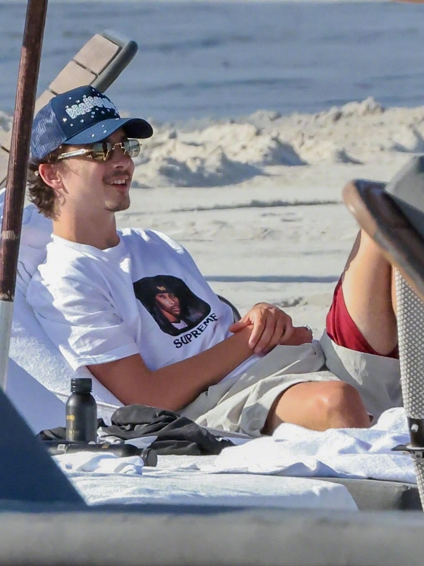周五，甜茶Timothée Chalamet 被拍到在 Miami 海滩悠闲放松