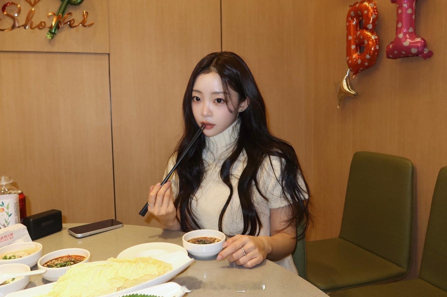 敏京 允宁吃海底捞 