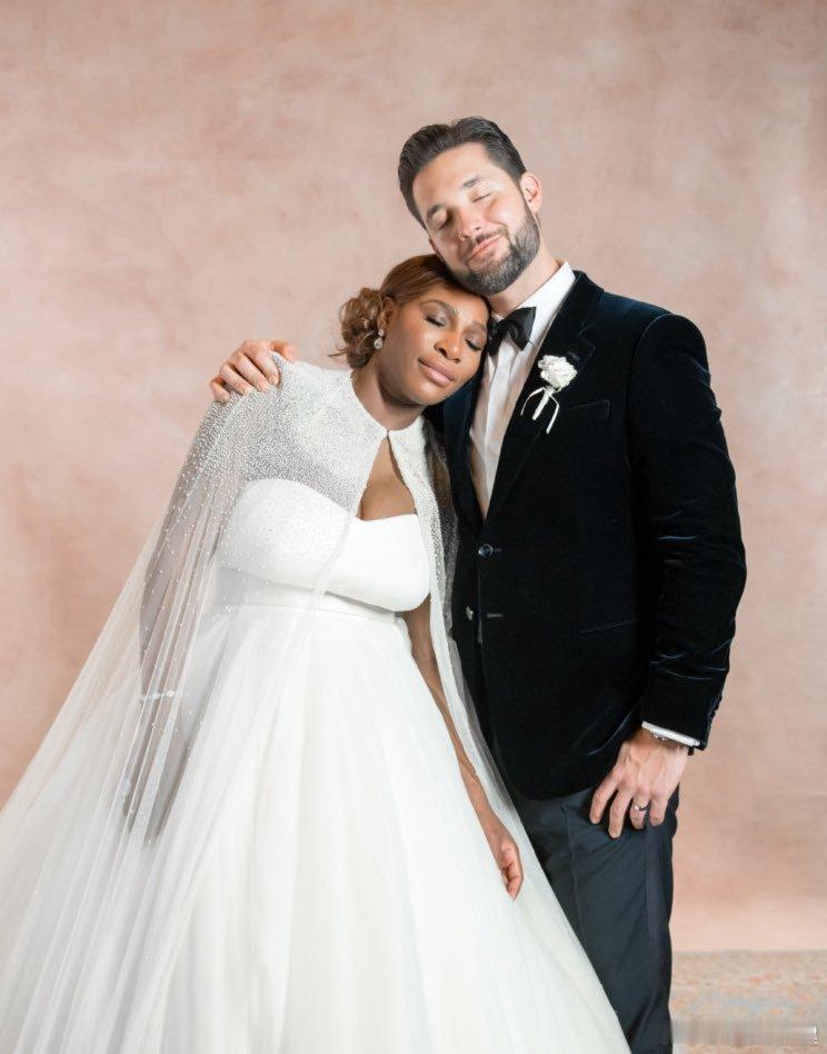 哈哈 姐妹俩眼光很像啊！澳网2026大威廉姆斯举办婚礼