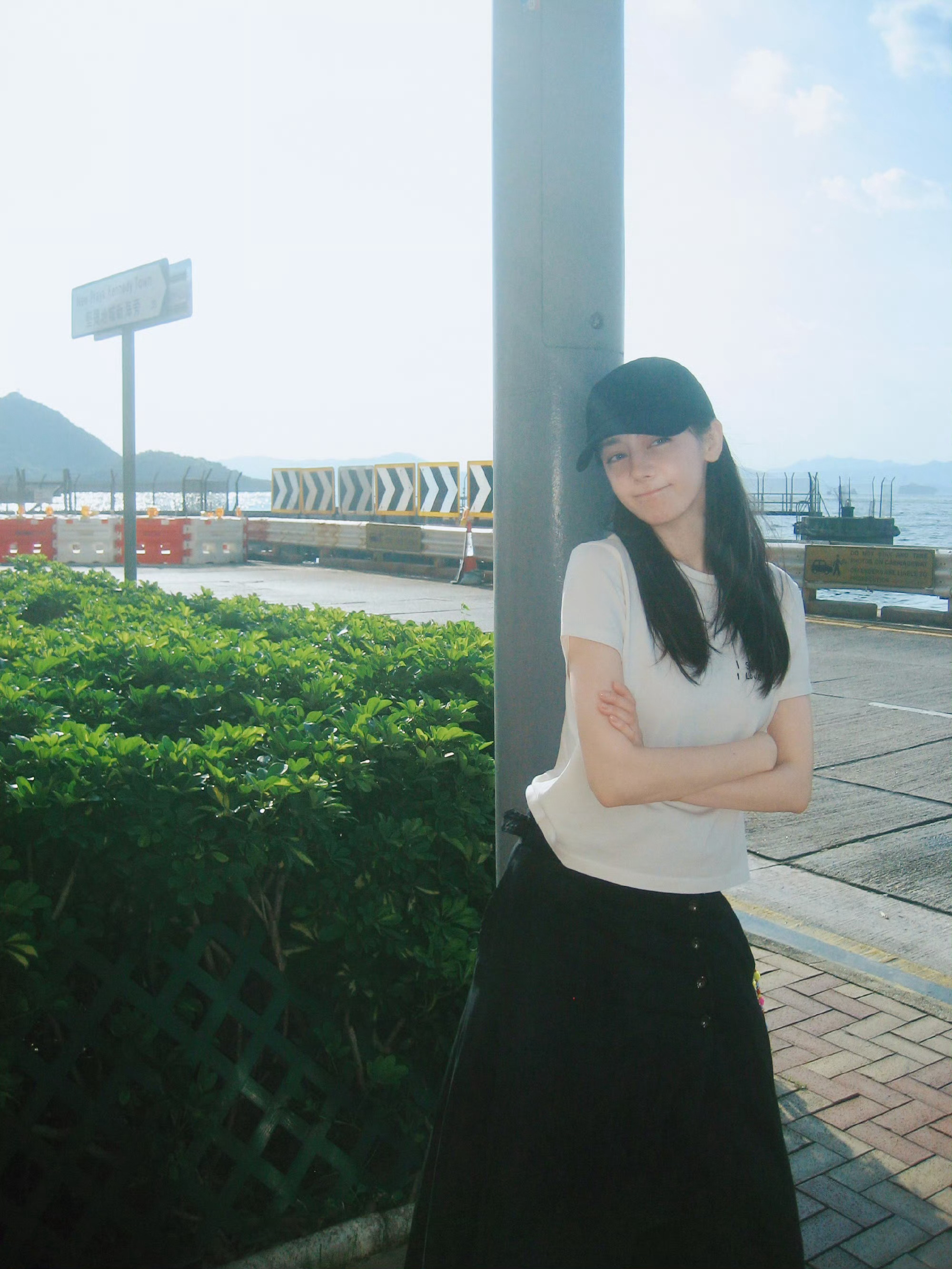 海鸟掠过浪尖时，翅膀沾着咸涩的海水，却依然唱着歌。它教会我们：生活的“苦涩”不必