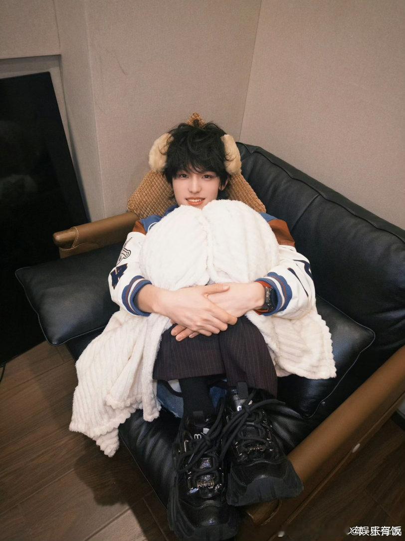 张泽禹 全世界最尊重狗塑的人 张泽禹惩罚照造型太绝！头戴小狗耳朵发卡，衣间别两只