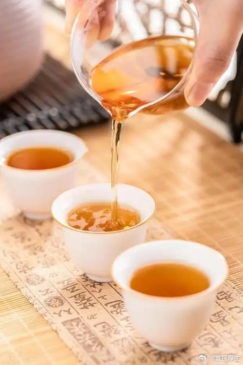人生如茶“茶要静泡，人要慢熬。”老茶翁李伯常这般念叨。李伯守着一间老旧茶铺，柜上