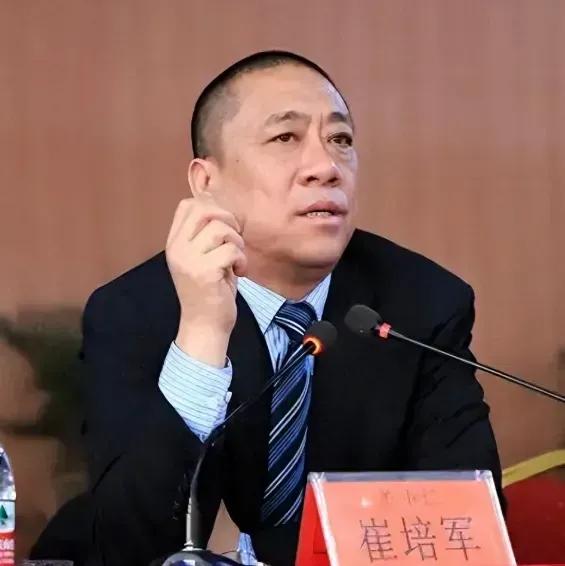 河南长垣，员工结婚嫌亲妈“满脸憔悴”不让出席，老板崔培军得知后当场辞退该员工，随
