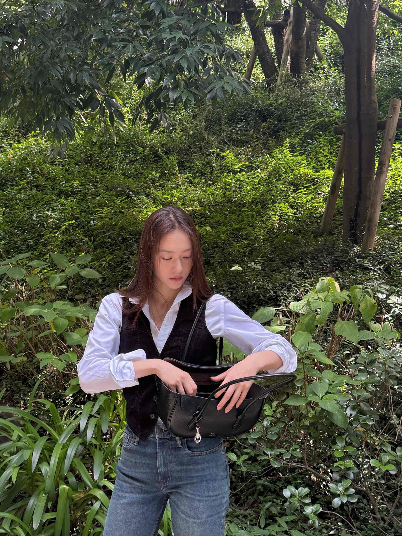 郑秀晶靠简约穿搭美出圈！白衬衫叠穿深色小马甲，配上复古牛仔裤，简简单单就很有味道