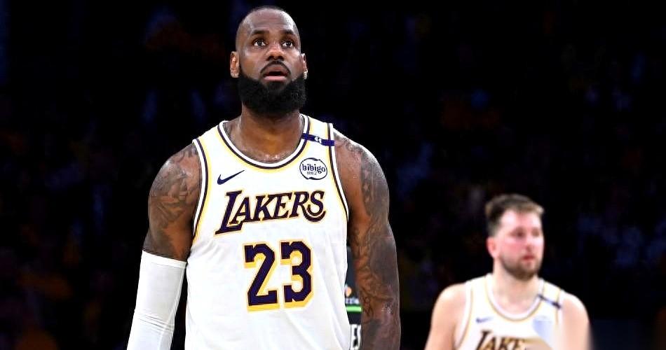 说出来你可能不信，几个亿万富翁，正围着一个41岁的老头打转。
勇士、独行侠、骑士