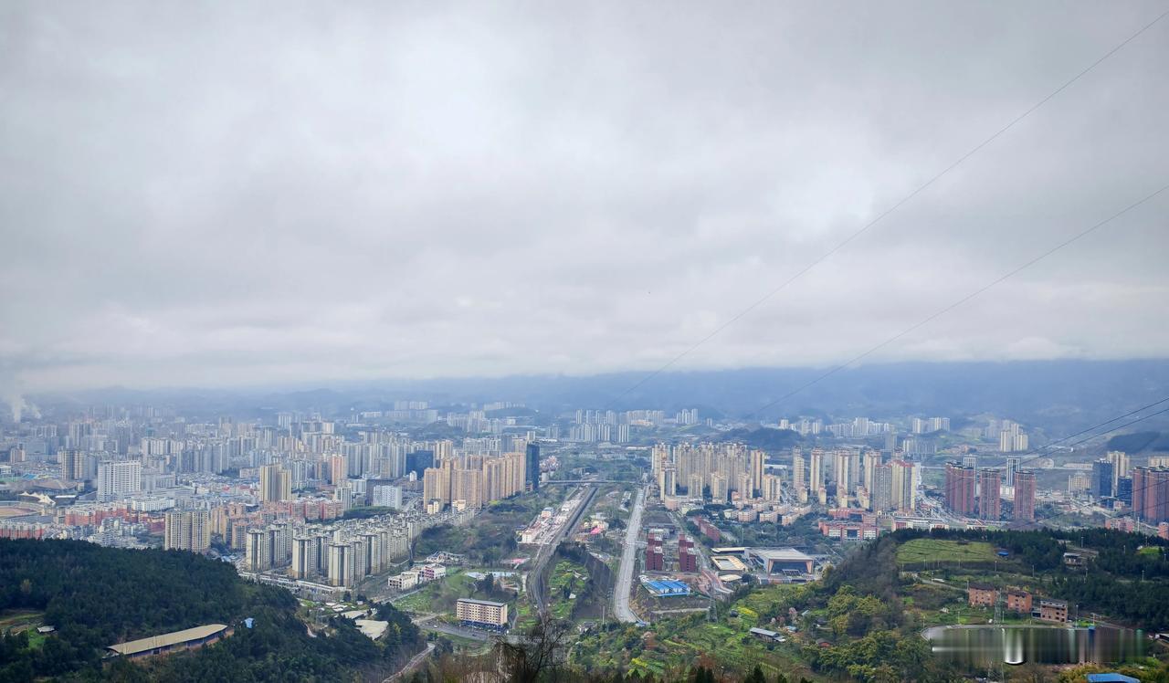 春日生活打卡季从凤凰山上俯瞰达州城区，真不愧是全国的心脏城市。